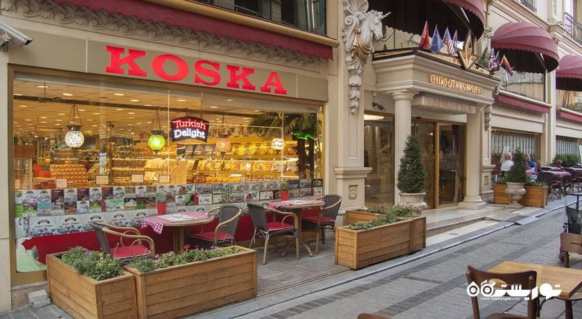 نشیمن محوطه فضای باز جلوی درب هتل